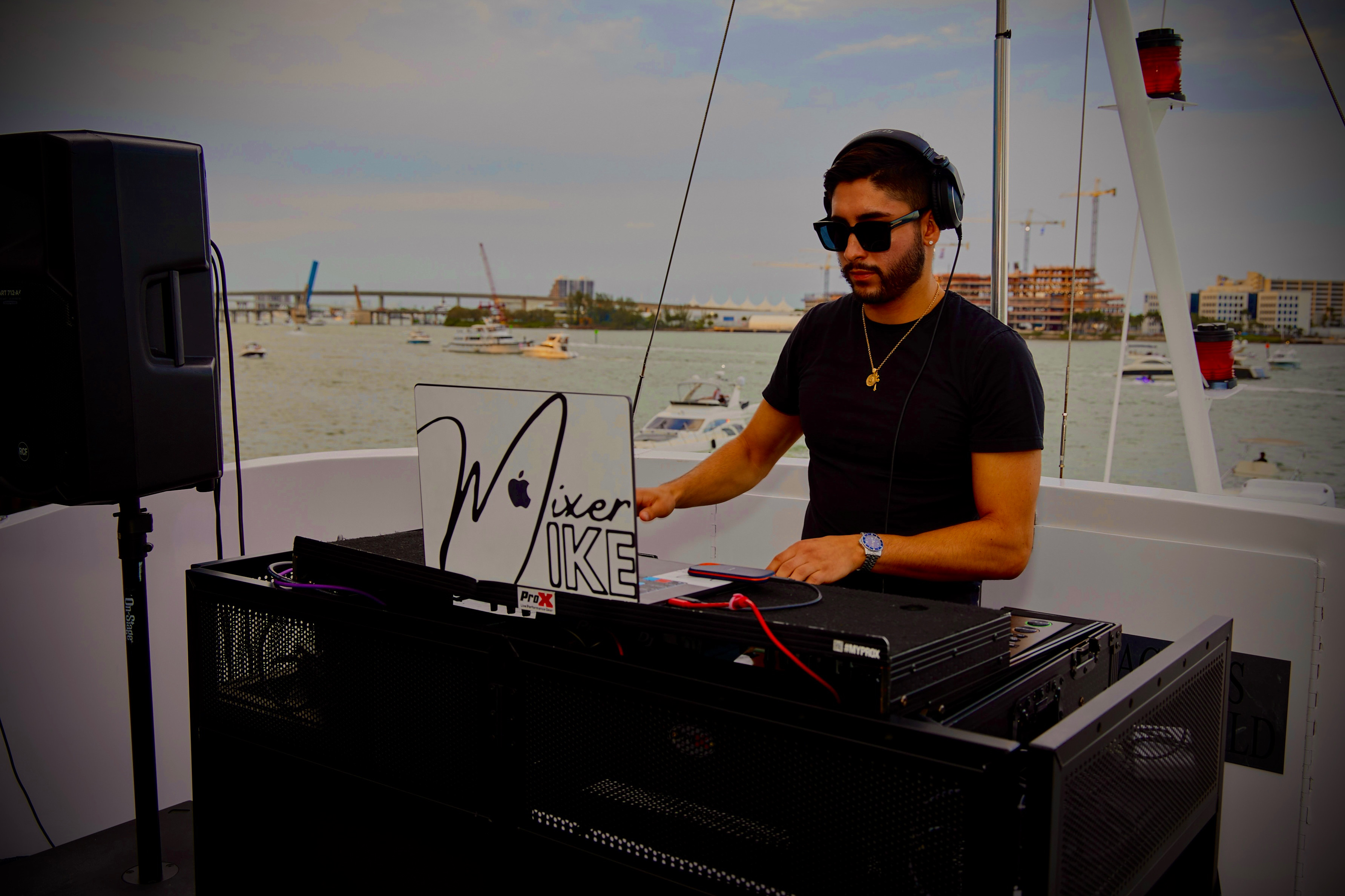 Mixer Mike live